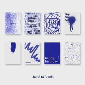 Op de afbeelding: Acht wenskaarten met abstracte blauwe ontwerpen op een witte achtergrond. Sommige kaarten hebben tekst, waaronder "happy birthday" en "get well soon". De kaarten zijn van het merk "head to hands".