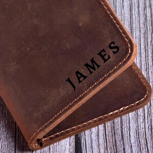 Initialen Name Gravierte Minimalistische Leder Geldbörse für Ihn Benutzerdefinierte Slim Kartenhalter Geschenk für Mann Jahrestag Geschenk Bifold Brieftasche