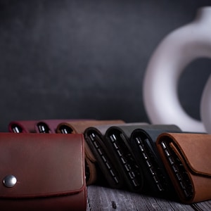 Personalisierter Leder-Schlüsselhalter für Ehemann-handgemachtes Geschenk graviertes Leder-Schlüsselanhänger für Frauen-Leder-Schlüssel-Kasten-Jahrestags-Geschenk
