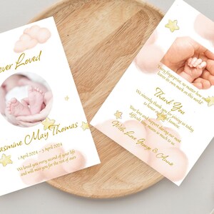 Peut inclure: Deux cartes roses et blanches avec des étoiles dorées et du texte. La première carte dit "Forever Loved" et a une photo des pieds d'un bébé. La deuxième carte dit "Merci" et a du texte qui dit "Chaque empreinte digitale, aussi petite soit-elle, laisse sa propre marque sur ce monde." et "Nous vous remercions sincèrement de vous être joints à nous aujourd'hui pour honorer notre petite Jasmine. Votre amour et votre soutien pendant notre période la plus difficile nous ont beaucoup touchés. Avec amour George & Anne."