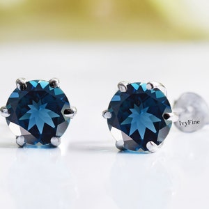 London Blue Topas Ohrring, Braut Hochzeitsgeschenke, zierliche Ohrringe, Birthstone Ohrring, runde Ohrstecker, Geburtstag Jubiläum Geschenk für sie