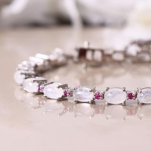 Armband i sterlingsilver med regnbågsmånesten och rubin, handgjort i tennisstil