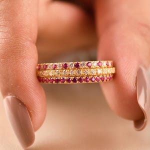Conjuntos de 3 alianzas de boda con rubíes y diamantes, alianzas de oro de 14 quilates con rubíes, alianzas de eternidad completas con talla redonda, regalos de aniversario, delicados conjuntos de alianzas apilables.