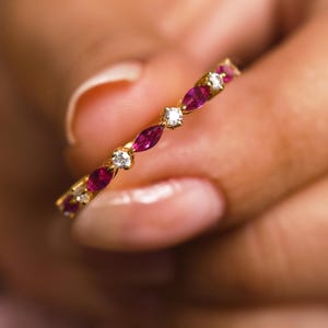 Anillo de boda de oro de 14k con rubí y diamantes, alianza de media eternidad con talla marquesa, anillo apilable, regalo de aniversario para ella, alianza nupcial a juego.