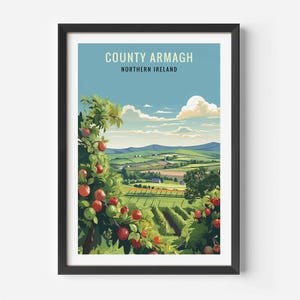 Puede incluir: Un cartel de viaje vintage que presenta una vista panorámica de un huerto de manzanas en el condado de Armagh, Irlanda del Norte. El cartel tiene un cielo azul con nubes blancas y colinas verdes en el fondo. El texto "COUNTY ARMAGH NORTHERN IRELAND" está impreso en blanco en la parte superior del cartel.