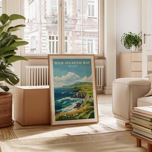 Pu&ograve; includere: Un poster in stile vintage con un'illustrazione blu, verde e bianca di un paesaggio costiero. Il poster ha il testo "Wild Atlantic Way, Ireland" in alto.