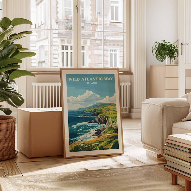 Pu&ograve; includere: Un poster in stile vintage con un'illustrazione blu, verde e bianca di un paesaggio costiero. Il poster ha il testo "Wild Atlantic Way, Ireland" in alto.