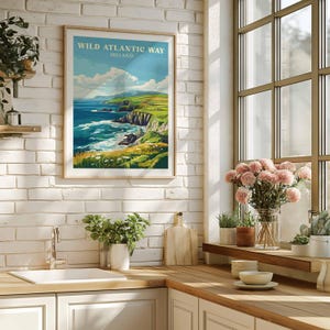 Pu&ograve; includere: Un poster vintage di viaggio con una combinazione di colori blu, verde e bianco. Il poster presenta una vista panoramica della Wild Atlantic Way in Irlanda. Il testo sul poster recita "Wild Atlantic Way, Ireland."