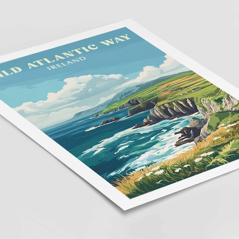 Pu&ograve; includere: Un poster di viaggio vintage con una vista panoramica della Wild Atlantic Way in Irlanda. Il poster presenta un cielo blu con nuvole bianche, una costa verde con scogliere e un oceano blu con onde bianche.
