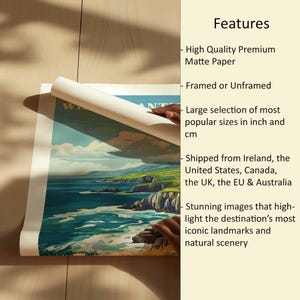 Pu&ograve; includere: Un primo piano di un poster arrotolato con una vista panoramica di una costa. Il poster &egrave; stampato su carta opaca di alta qualit&agrave; e presenta un oceano blu vibrante, colline verdi e un cielo nuvoloso. Il testo "W" e "ANT" &egrave; visibile sul poster.