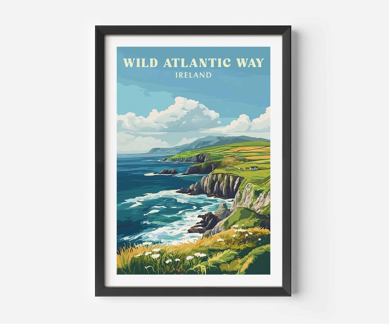 Pu&ograve; includere: Un design di poster di viaggio vintage con una vista panoramica della Wild Atlantic Way in Irlanda. Il poster mostra una costa rocciosa verde con onde che si infrangono e un cielo blu con nuvole bianche.