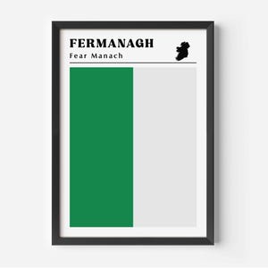 Puede incluir: Una impresión enmarcada en negro con el texto "FERMANAGH Fear Manach" y una silueta de Irlanda. El fondo es de color dividido en verde y blanco.