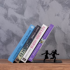 Couple Escaping From The Overturned Books Bookend,Metal Book Holder,Christmas Gift,Metal Decor,Bookrest,Bookworm,Escape,Runaway, Buchstützen