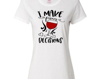 Camiseta clásica con texto en inglés "I Make Pour Decisions", divertida y novedosa para mujer, ideal como regalo de fiesta glamurosa