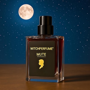 Puede incluir: Un frasco de perfume rectangular con tapa negra y líquido oscuro. La etiqueta dice "WITCHPERFUME® MUTE" con una silueta dorada. El fondo muestra una luna llena y un cielo estrellado.