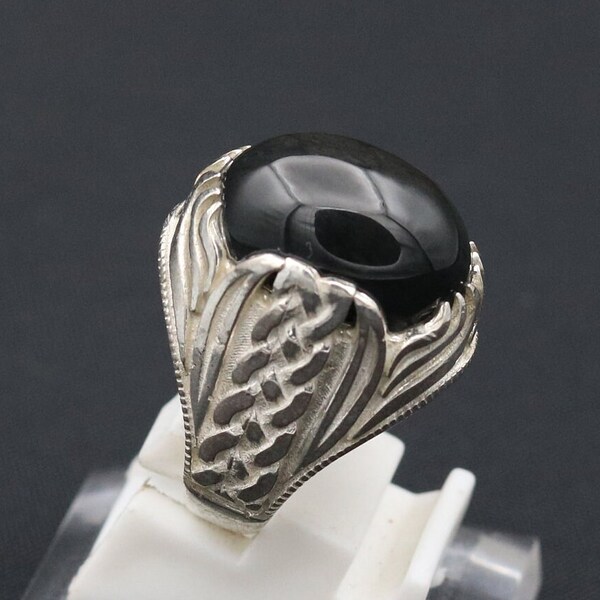 992. 18k Gold Black Agate Stone Ring