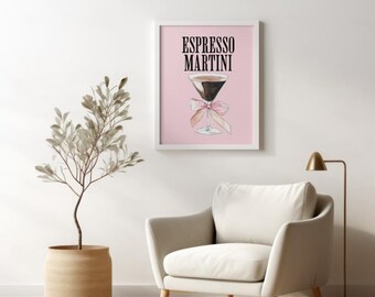 Könnte beinhalten: Ein weißer gerahmter Druck mit rosa Hintergrund und dem Text "Espresso Martini" in Schwarz. Ein Martini-Glas mit einem braunen und weißen Getränk ist mit einer rosa Schleife illustriert.