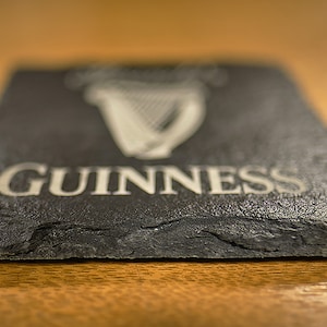 Dessous de verre personnalisé en ardoise pour cadeau Guinness Dessous de verre personnalisés en cadeau pour buveur Guinness, cadeau pour cadeau Guinness, avec nom, nom personnalisé pour la maison