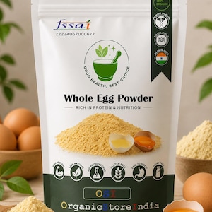 Puede incluir: Una bolsa blanca de pie con polvo de huevo entero de Organic Store India. La etiqueta muestra un logo verde de mortero y mano, certificación FSSAI e iconos de orgánico, sin OGM y origen indio. El texto incluye Rich in Protein & Nutrition.
