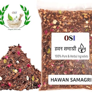Puede incluir: Una bolsa transparente llena de una mezcla de hierbas y flores marrones, rojas y verdes. La bolsa tiene una etiqueta blanca con el texto "OSI", "HAWAN SAMAGRI" y "100% Pure & Herbal Ingredients". Un montón de la misma mezcla está al lado de la bolsa.