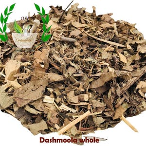 Könnte beinhalten: Nahaufnahme eines Haufens getrockneter Kräuter und Wurzeln, beschriftet "Dashmoola whole". Die Kräuter sind eine Mischung aus braunen, bräunlichen und grünen Farben.