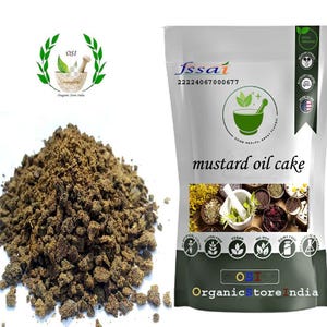 Peut inclure: Un gâteau d'huile de moutarde brun et granulaire dans un sac blanc avec le texte "mustard oil cake" et "Organic Store India". Le sac porte également un logo avec le texte "fssai 22224067000677".