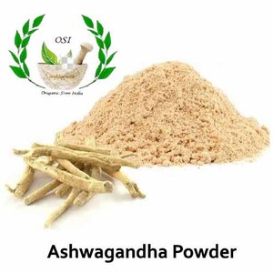 K&ouml;nnte beinhalten: Ashwagandha-Pulver in einem Haufen mit ein paar getrockneten Ashwagandha-Wurzeln im Vordergrund. Das Pulver ist hellbraun und die Wurzeln sind hellbeige. Das Bild enth&auml;lt auch ein Logo f&uuml;r "OSI Organic Store India".