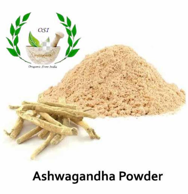 K&ouml;nnte beinhalten: Ashwagandha-Pulver in einem Haufen mit ein paar getrockneten Ashwagandha-Wurzeln im Vordergrund. Das Pulver ist hellbraun und die Wurzeln sind hellbeige. Das Bild enth&auml;lt auch ein Logo f&uuml;r "OSI Organic Store India".