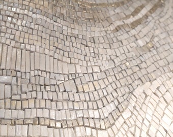 Handgefertigte Mosaikstücke in Weiß, Beige und Gold, Mosaikfliesen für Kunstwerke