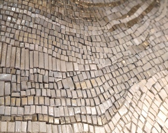 Handgefertigte Mosaikstücke in Beige, Weiß und Gold, Mosaikfliesen für Kunstwerke