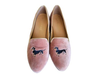 Zapatos planos tipo mocasín Jack Rogers de terciopelo beige con bordado de perro salchicha negro y rosa, talla 8.5.