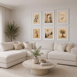 Può includere: Un soggiorno con un ampio divano angolare bianco sporco, un tavolino rotondo in marmo e un tappeto beige. Sei stampe artistiche incorniciate con illustrazioni botaniche e paesaggistiche sono appese al muro. Il testo "LA DOLCE VITA" è visibile.