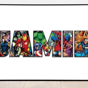 Puede incluir: Un fondo blanco con el nombre "JAMIE" escrito en letras negras. Cada letra está llena de un collage de diferentes personajes de superhéroes de Marvel Comics.
