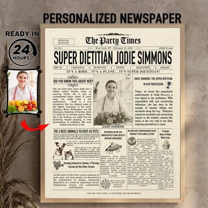 Può includere: Un titolo di giornale in stile vintage che annuncia "Super Dietologa Jodie Simmons". L'articolo mette in evidenza i risultati di Jodie, tra cui le sue abilità come chitarrista, alpinista e sportiva estrema. Il giornale presenta anche una foto di Jodie che tiene un piatto di frutta e una foto di un UFO. Il testo "Lo sapevi questo di lei?" è in evidenza in un riquadro nella parte superiore dell'articolo.