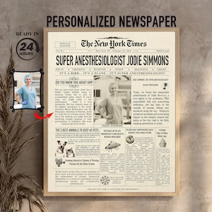 Puede incluir: Una ilustración de estilo periódico vintage con un titular que dice "Super Anestesista Jodie Simmons". La ilustración presenta una foto de una mujer con uniforme médico, una foto de un OVNI y una foto de un gato, un perro y un pájaro. El texto debajo del titular dice "Ella es: Alegre, Deportiva, Divertida, Hermosa, Inteligente. Es un pájaro... Es un avión... ¡Es una Super Anestesista!"
