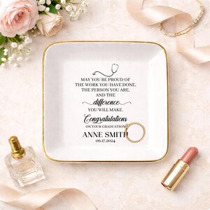 Plato de joyería personalizado para graduación de enfermería, plato para anillos de graduación de enfermería, regalo personalizado para enfermeras graduadas, bandeja de cerámica "Que estés orgulloso" imagen 4