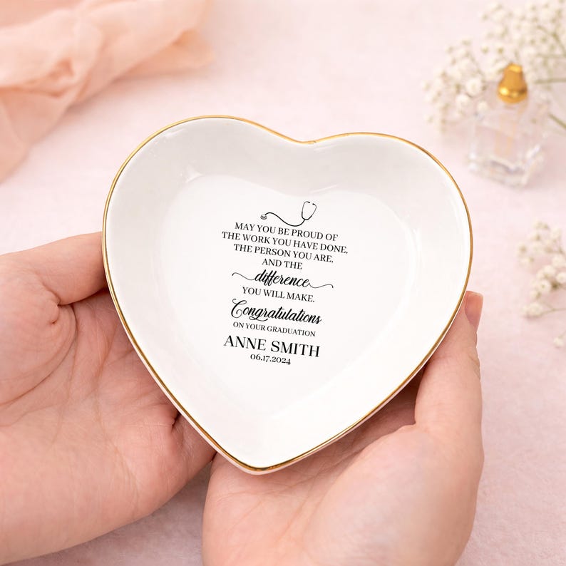Plato de joyería personalizado para graduación de enfermería, plato para anillos de graduación de enfermería, regalo personalizado para enfermeras graduadas, bandeja de cerámica "Que estés orgulloso" imagen 3