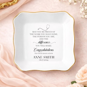 Plato de joyería personalizado para graduación de enfermería, plato para anillos de graduación de enfermería, regalo personalizado para enfermeras graduadas, bandeja de cerámica "Que estés orgulloso" imagen 1