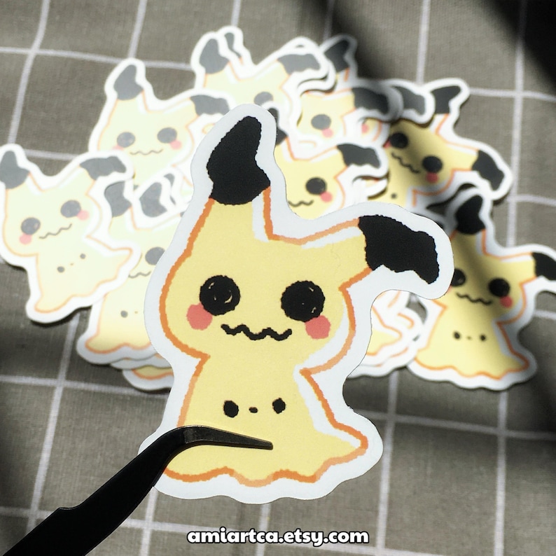 Adesivo de vinil kawaii de Pokémon | Jigglypuff, Mimikyu, Rowlet, Mew, Snorlax | Adesivo à prova d'água para laptop, caderno, Kindle, bullet journal, garrafa de água Mimikyu