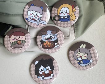 Pines grandes de 58 mm de Dungeon Meshi x Chiikawa Anime – Colgantes para bolsos con base metálica