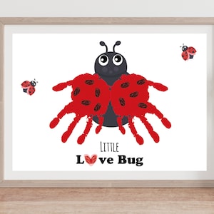 Op de afbeelding: Een ingelijste print met een lieveheersbeestje ontwerp. De vleugels van het lieveheersbeestje zijn gemaakt van rode handafdrukken met zwarte stippen. De tekst "LITTLE LOVE BUG" staat eronder. Twee kleinere lieveheersbeestje illustraties.