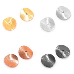 Peut inclure: Six perles rondes en métal de différentes couleurs : or, argent, or rose et noir. Chaque perle a un petit trou au centre.