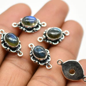 Könnte beinhalten: Fünf silberfarbene Metall-Verbindungsanhänger mit ovalen Labradorit-Edelsteinen. Jeder Anhänger hat zwei Ösen zum Anbringen an Schmuck.