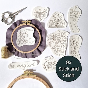 Könnte beinhalten: Neun Bügelbilder mit Stickmotiven zum Thema Magie und Fantasie. Die Motive beinhalten einen Halbmond, einen Schädel mit Blumen, eine Hand, die eine Flasche hält, ein Buch mit Blumen, einen Schmetterling, einen Zweig mit Blättern und den Text "be magical".