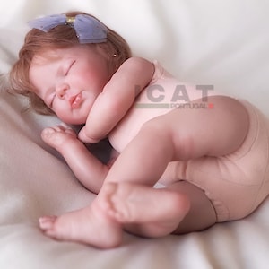 Nowonarodzona dziewczynka Britney z włosami wrastającymi w korzenie, realistyczna, żywa śpiąca lalka, 1 kg 2,2 funta, materiałowe ciało, gotowa do wysyłki, prezent urodzinowy