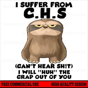 Puede incluir: Un perezoso de dibujos animados con una expresión gruñona, en tonos marrones y beige, con el texto "I SUFFER FROM C.H.S (CAN'T HEAR SH!T!) I WILL "HUH" THE CRAP OUT OF YOU". El diseño incluye las frases "FREE COMMERCIAL USE" y "HIGH QUALITY DESIGN".