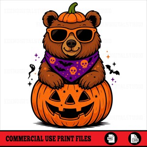 Peut inclure: Illustration d'un ours brun portant des lunettes de soleil orange et un bandana violet avec des crânes et des chauves-souris. L'ours est assis sur une citrouille orange sculptée. Thème d'Halloween.