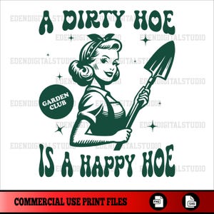 Peut inclure: Graphique vert foncé d'une femme tenant une truelle, avec le texte "A DIRTY HOE IS A HAPPY HOE." Un emblème circulaire indique "GARDEN CLUB." L'image est une conception de style vintage, adaptée aux amateurs de jardinage.