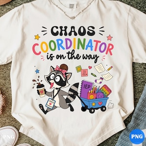 Może przedstawiać: Kremowy t-shirt z rysunkowym szopem w słuchawkach i różowej kokardce, trzymającym kawę i ciągnącym niebieski wózek z przyborami szkolnymi. Napis na koszulce brzmi "CHAOS COORDINATOR is on the way" oraz "CHAOS MANAGER".