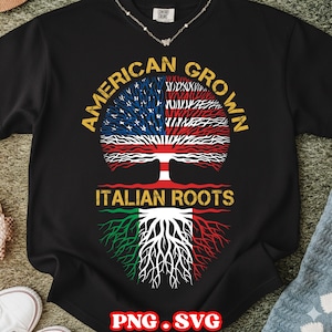 Peut inclure: Sweat-shirt noir avec un motif graphique d'arbre. La couronne est le drapeau américain et les racines sont le drapeau italien. Les mots "AMERICAN GROWN" et "ITALIAN ROOTS" sont en lettres dorées, au-dessus et en dessous de l'arbre.